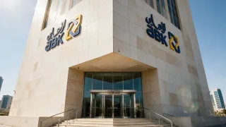 سهم البنك الأهلي الكويتي يقترب من موعد حاسم.. وتوقعات المحللين تكشف الاتجاه المقبل